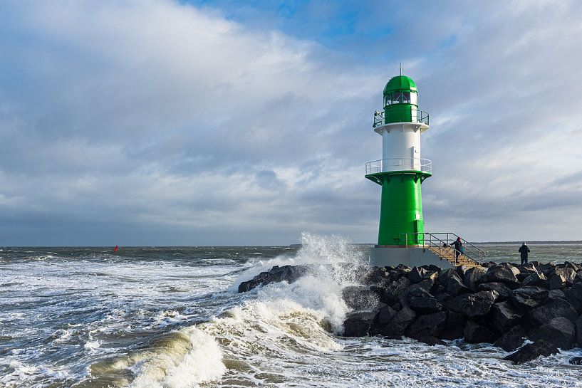Die Mole an der Ostseeküste in Warnemünde an einem stürmische von Rico Ködder