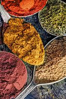 Palette d'épices colorées - paprika, curcuma &amp ; origan