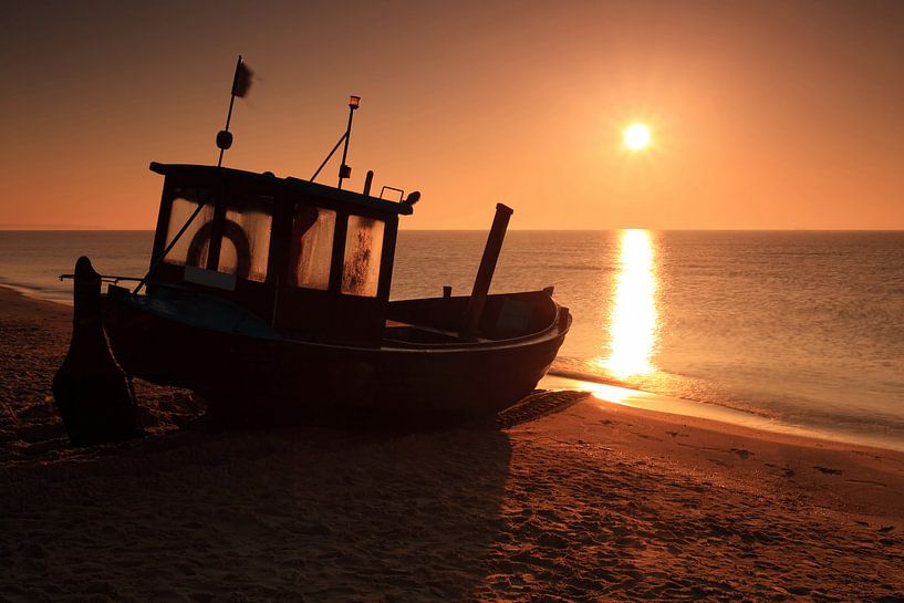 Bateau de pêche en bord de mer par Frank Herrmann
