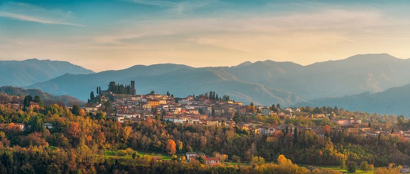Barga Dorf Panoramablick im Herbst, Garfagnana von Stefano Orazzini