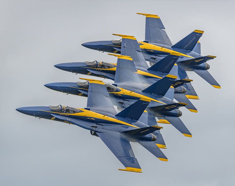 Blue Angels in de Echelon Parade Formation. van Jaap van den Berg