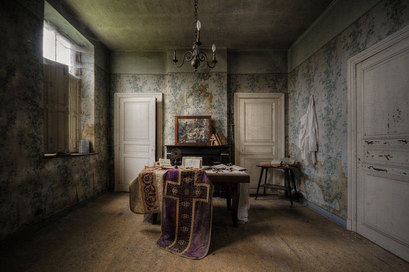 Urbex - Holy ground van Angelique Brunas