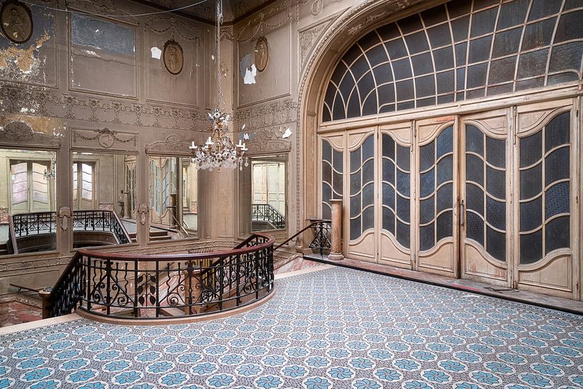 Verlassene Art-Déco-Treppe. von Roman Robroek – Fotos verlassener Gebäude