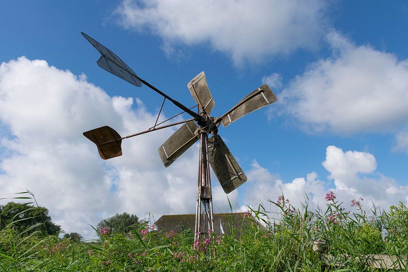 Moulin à vent avec un beau ciel bleu et des nuages en tas par Patrick Verhoef