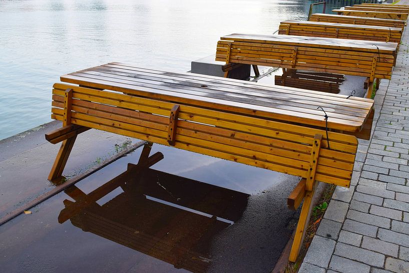 Banc de pique-nique au bord de l'eau après une tempête de pluie par Studio LE-gals