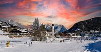 Domaine skiable panoramique de sports d'hiver dans les montagnes autrichiennes du Tyrol à Seefeld au coucher du soleil