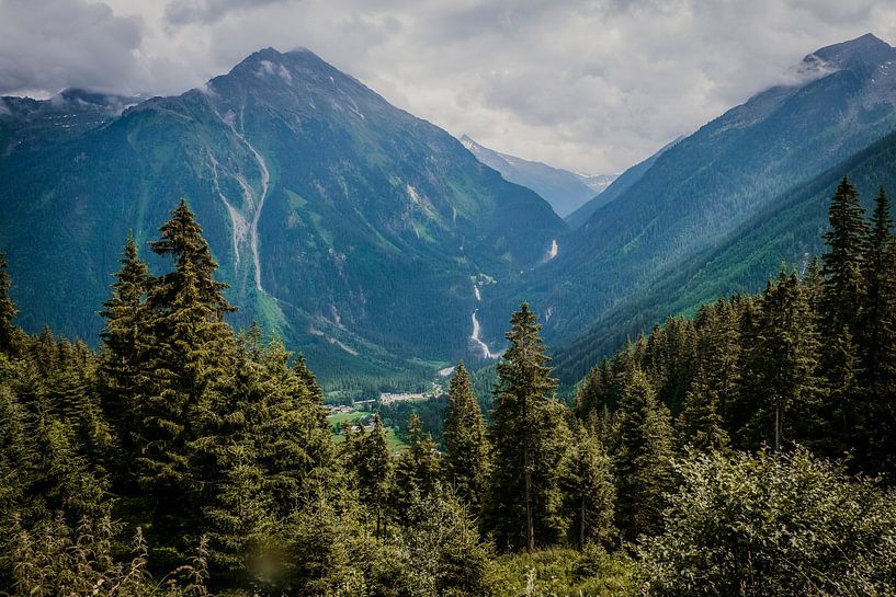 Wasserfall in den Bergen in Österreich von Wilke Tiellemans