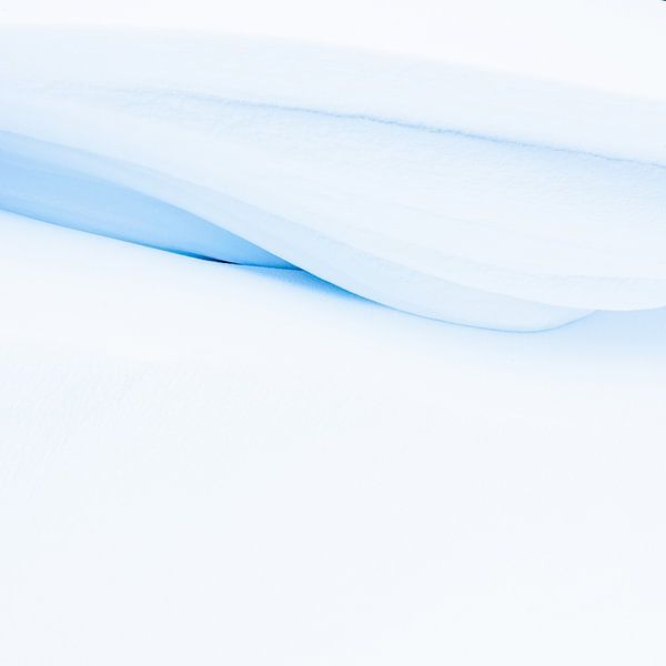 Minimalistische und abstrakte Strukturen und Details im Schnee, verursacht durch Schneeverwehungen m von Bas Meelker
