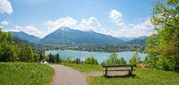 Bank am Leeberg mit Blick auf den Tegernsee Oberbayern