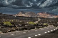 Route sinueuse à travers La Geria, la région viticole de Lanzarote