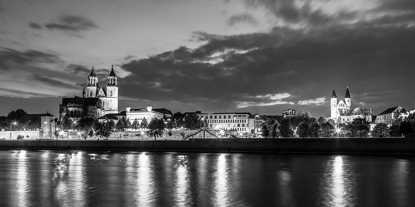 Skyline Magdeburg mit Dom und Fürstenwall bei Nacht von Werner Dieterich