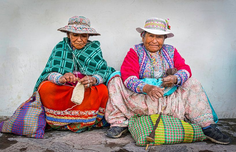Deux mains femmes travaillant dans robe traditionnelle à Chivay, Pérou par Rietje Bulthuis