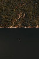 Boot, umgeben von Bergen, aufgenommen vom Preikestolen