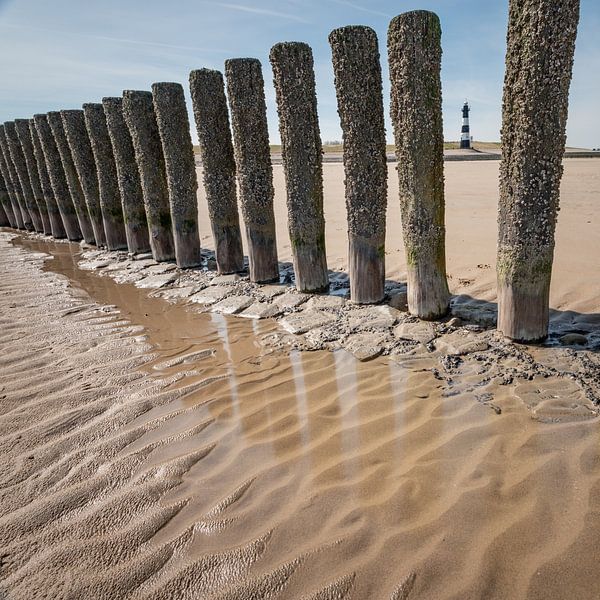 Leuchtturm zwischen Wellenbrecher von Albert Mendelewski