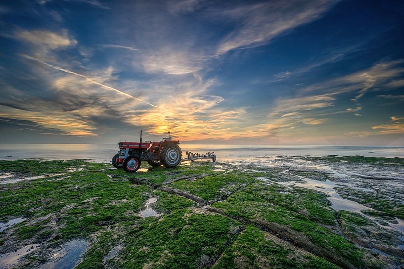 Tracteur sur la plage ; le bateau de pêche a repris la mer. par Leon Okkenburg
