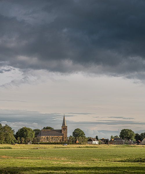 Blick auf das kleine friesische Dorf Boksum in der Nähe von Leeuwarden. von Harrie Muis