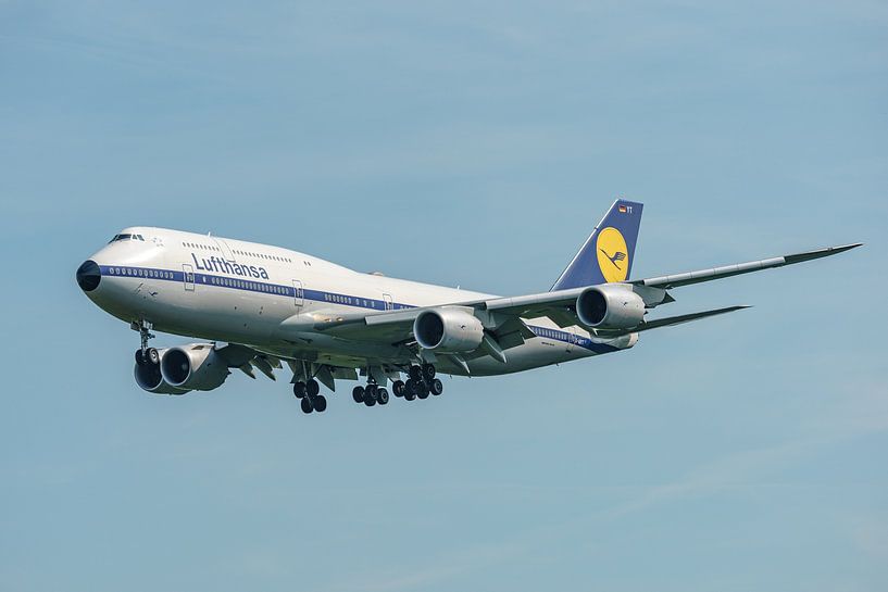 Lufthansa Boeing 747-8 in alter Farbgebung (D-ABYT). von Jaap van den Berg