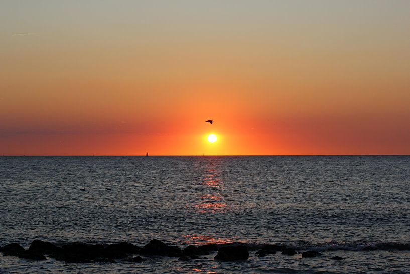Zonsondergang aan het strand by Ab Donker