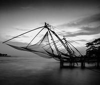 Les filets de pêche chinois au coucher du soleil en noir et blanc