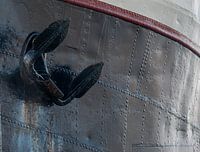 Teil eines Schiffes vor Anker