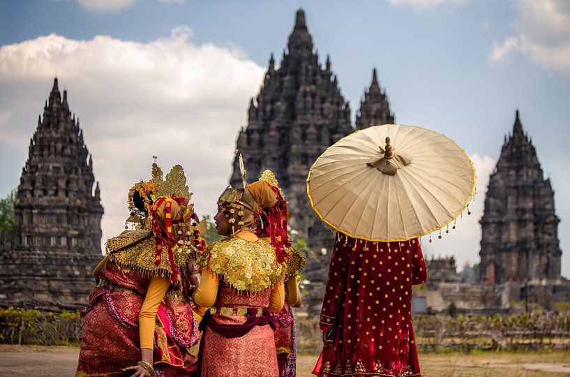 Danseurs habillés de façon traditionnelle au temple de Prambanan à Java, Indonésie par Jeroen Langeveld, MrLangeveldPhoto