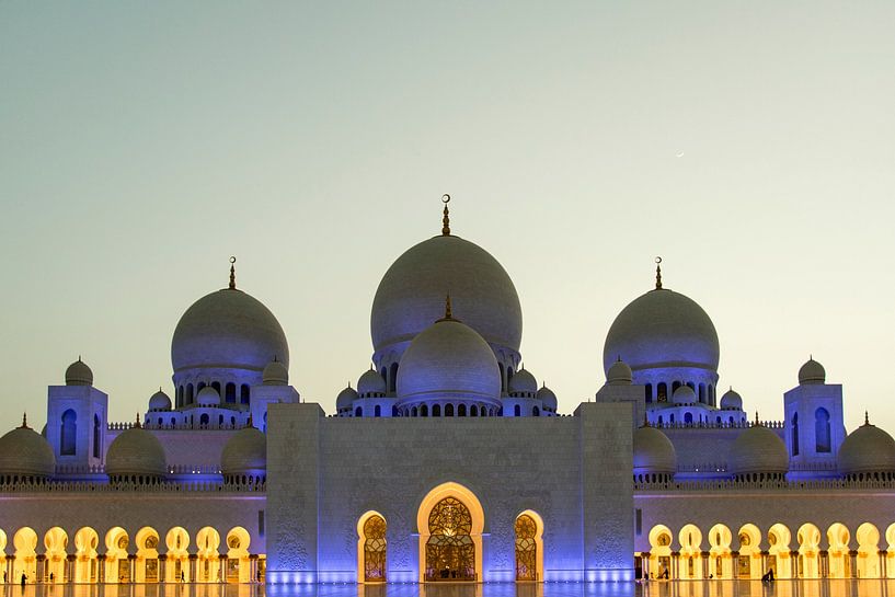Blick auf die blau beleuchtete Große Scheich-Zayed-Moschee am Abend in Abu Dhabi, Vereinigte Arabisc von WorldWidePhotoWeb