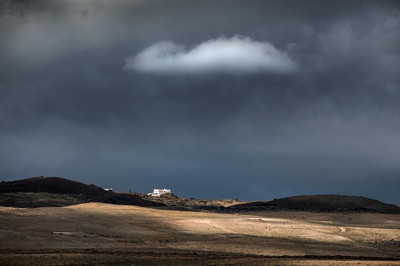 Paysage de Lanzarote avec un petit nuage blanc par Harrie Muis