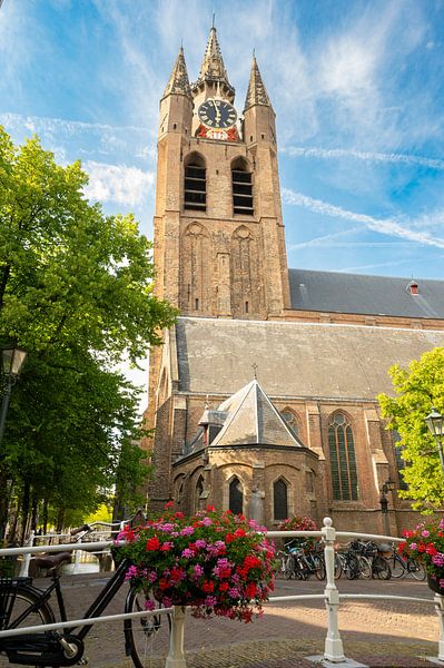 Alte Kirche, Oude Kerk in Delft an einem Sommertag von Sjoerd van der Wal Fotografie