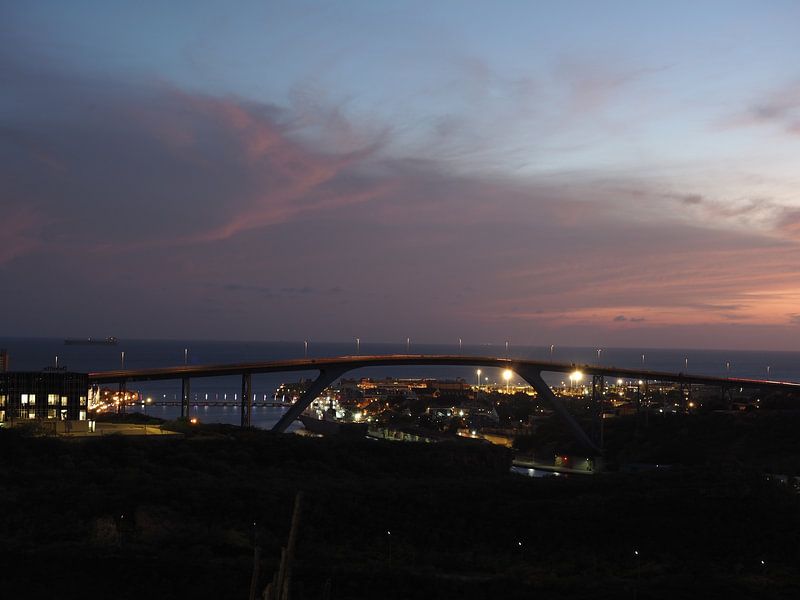 Königin-Juliana-Brücke (Curaçao) bei Sonnenuntergang von Atelier Liesjes