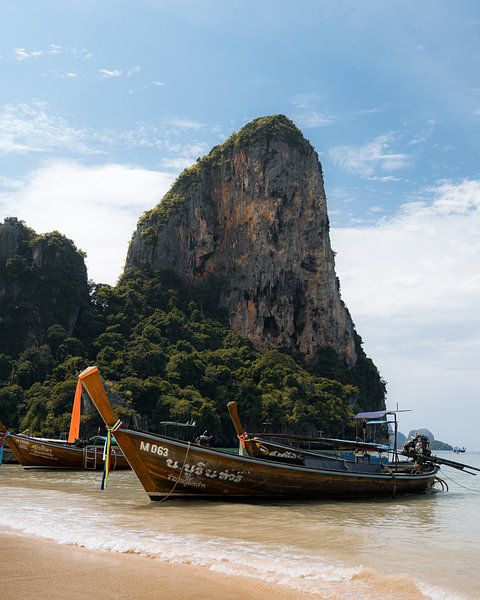 Railay Beach in Thailand mit Longtailbooten von Ian Schepers