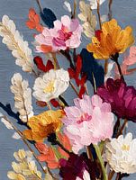 Bouquet de champs colorés sur fond bleu