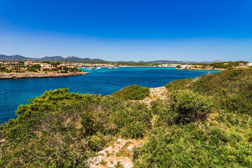 Vue idyllique de Porto Colom, magnifique port de Majorque, en Espagne. par Alex Winter