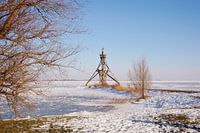 Leuchtturm am eisbedeckten IJsselmeer