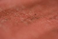 rot gefärbtes Papier