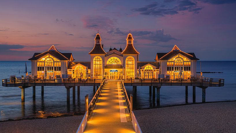 Die Seebrücke Sellin ist eine Schiffsanlegestelle im Ostseebad Sellin auf der deutschen Insel Rügen. von Henk Meijer Photography