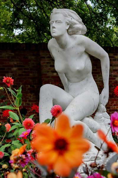 Blühende Dahlien am Kunstwerk auf dem Keukenhof von Arie van Vugt