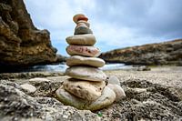 L'équilibre dans la nature : la splendeur silencieuse de l'empilement des pierres à Seta Boka
