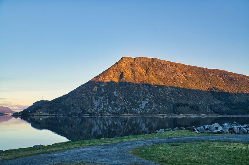 Fjord en Norvège avec un ciel bleu par Martin Köbsch