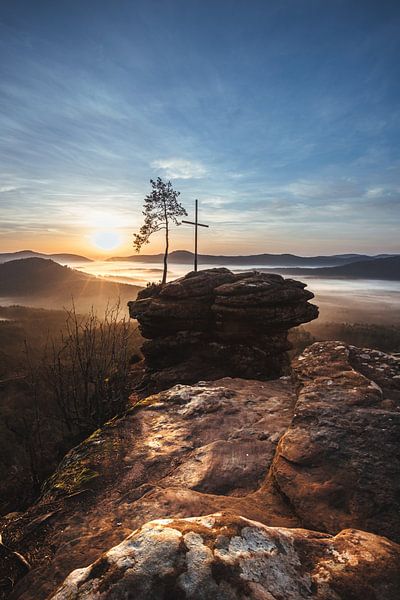 Rocks away from the summit cross in the sunrise by Fotos by Jan Wehnert