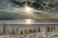 Sonnenuntergang über dem Brouwersdam in Zeeland an einem schönen Abend mit warmem Sonnenlicht über d