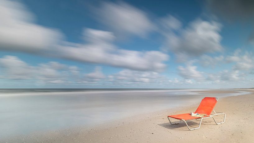 Lit de plage abandonné. par Jacqueline de Groot