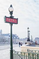Pont sur la Seine avec lanternes et panneau de métro à Paris