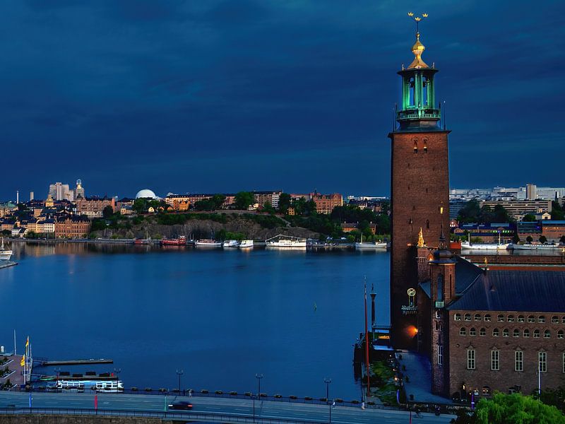 Stadshus und Södermalm in der blauen Stunde von Leopold Brix
