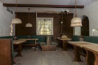 Restaurant abandonné avec chaises rustiques