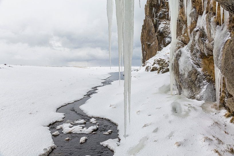 Eiszapfen auf dem Fluss Skogar in Island von Paul Weekers Fotografie