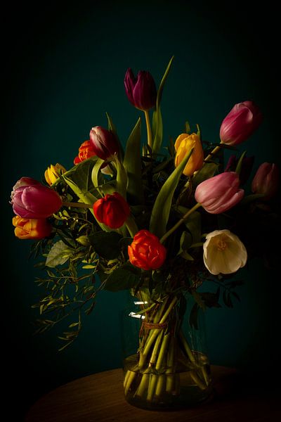 Bouquet de tulipes colorées // fleurs, nature, nature morte // beaux-arts par suzanne.en.camera