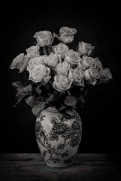 Nature morte : Bouquet de roses en noir et blanc dramatique par By Marjolein Design