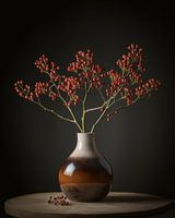Braune Vase mit roten Beeren