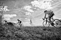 Un cycliste a un pneu crevé