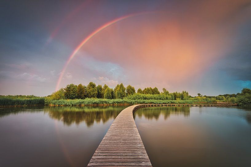 Nuages menaçants et arc-en-ciel au-dessus d'un paysage néerlandais par Original Mostert Photography